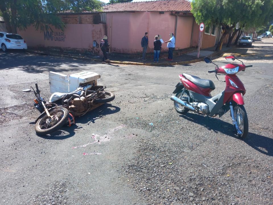 Foto 2 de 6 — Colisão na Vila Xavier deixa motociclistas feridos; veja fotos